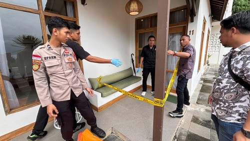 Polisi memasang police line di depan kamar hotel Greenhills Labuan Bajo tempat WN Kanada ditemukan tewas, Jumat (13/2/2026). (Foto: Dok. Polres Manggarai Barat)