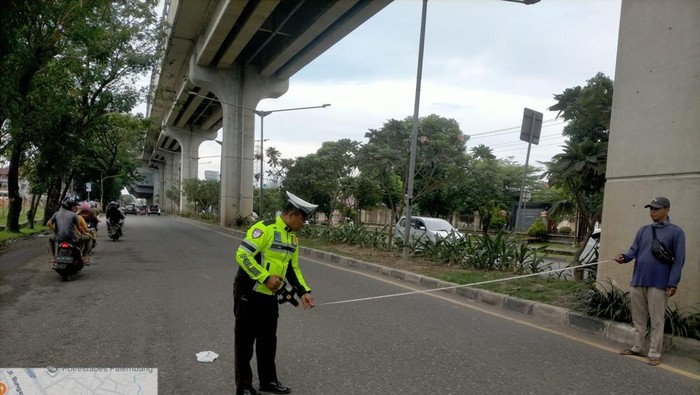 Polisi saat melakukan olah TKP pemotor tewas setelah ditabrak mobil
