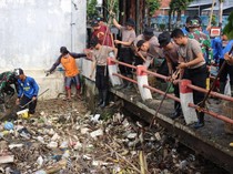 Cegah Banjir, Polres-Pemkab Kendal Bersihkan Gunungan Sampah di Sungai