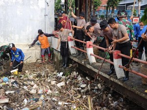 Cegah Banjir, Polres-Pemkab Kendal Bersihkan Gunungan Sampah di Sungai