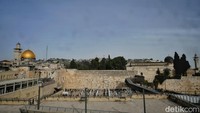 Umat Yahudi berdoa di depan tembok ratapan di kawasan Kota Tua Yerusalem (Al Quds), Jumat (13/2/2026). Sebagai kota berlapis sejarah, Yerusalem menjadi titik temu tradisi spiritual yang terus hidup dan menarik peziarah dari berbagai penjuru dunia.
