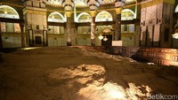 Suasana kubah batu yang berada di dalam Masjid Dome of the Rock di area Masjidil Aqsa, kawasan Kota Tua Yerusalem (Al-Quds), Jumat (13/2/2026). Kemegahan arsitektur Dome of the Rock memperlihatkan warisan seni dan spiritual yang telah bertahan selama berabad-abad.