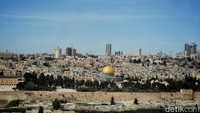 Foto suasana Masjid Dome of the Rock di kawasan Kota Tua Yerusalem (Al-Quds), Jumat (13/2/2026). Lingkungan bersejarah ini menggambarkan pertemuan budaya dan keyakinan yang membentuk identitas kota tua tersebut.