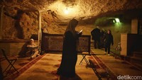 Umat Islam beribadah di dalam goa di Masjid Dome of the Rock (kubah batu), area Masjidil Aqsa, kawasan Kota Tua Yerusalem (Al Quds), Jumat (13/2/2026). Ruang ibadah bawah tanah ini menjadi bagian dari tradisi spiritual yang menambah kedalaman makna kawasan suci tersebut.