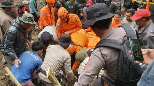 Proses evakuasi jasad Nyoman Buda, tukang potong bambu yang tertimbun longsor di Desa Suter, Kintamani, Bangli, Bali, Sabtu (14/2/2026). (Foto: BPBD Bangli)