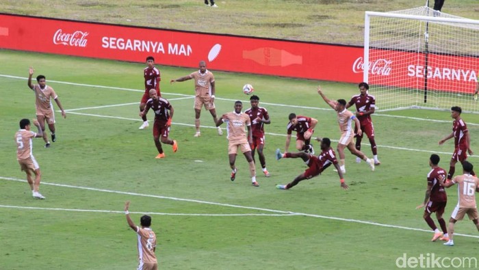 Pertahanan PSM Makassar dibombardir Dewa United. Skor akhir PSM kalah 0-2 dari Dewa United di Stadion Gelora BJ Habibie.