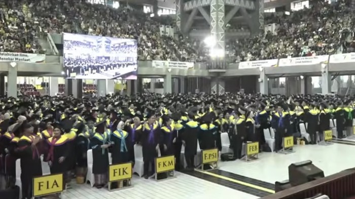 Purbaya ajak para wisudawan UI berdiri dan menghormati orang tua