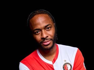 Sterling Langsung Debut di Feyenoord dengan Hadapi Dean James dkk?
