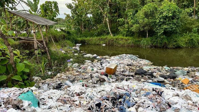 Tempat pembuangan sampah (TPS) ilegal di Jelapan, Seloharjo akhirnya ditutup Pemerintah Kalurahan (Pemkal) Seloharjo, Pundong, Bantul. 