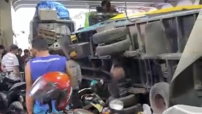 Sebuah truk dalam KM Mandala Nusantara terbalik dalam perjalanan ke Pelabuhan Bajoe Bone.