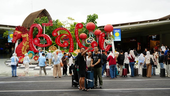 Sejumlah penumpang mendarat di Bandara I Gusti Ngurah Rai, Bali, menjelang libur panjang Imlek, Sabtu (14/2/2026). (Foto: Dok. Bandara I Gusti Ngurah Rai)