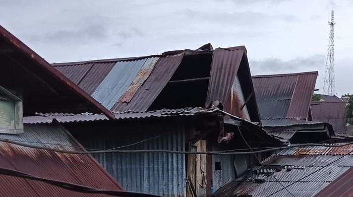 Sejumlah rumah di Parepare mengalami kerusakan di bagian atap akibat hujan deras.