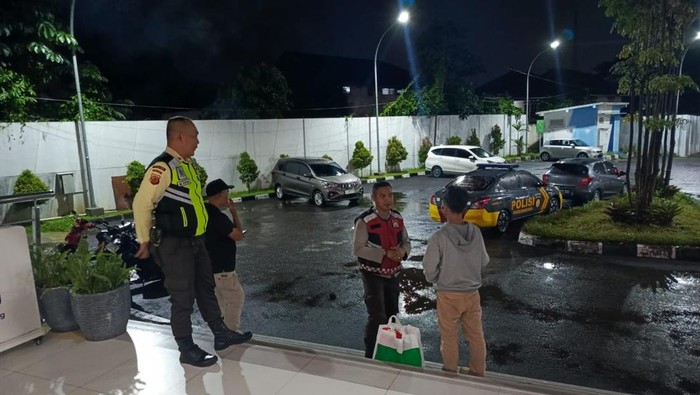 Seorang remaja laki-laki berusia 14 tahun asal Cisaat, Sukabumi, terjebak di Stasiun Paledang, Kota Bogor, Jawa Barat.