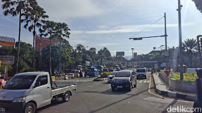 Suasana terkini Lalu Lintas di Puncak, Bogor, Sabtu (14/2/2026).