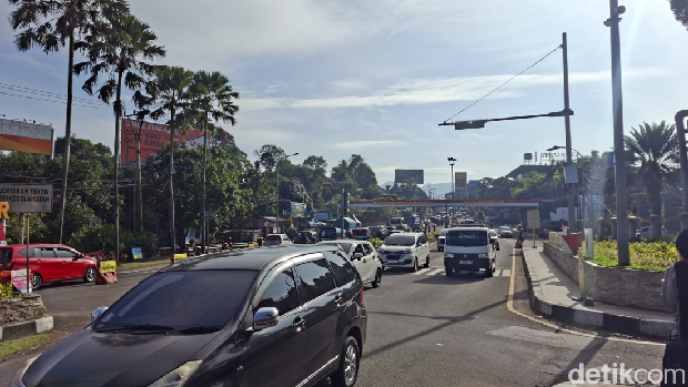 Suasana terkini Lalu Lintas di Puncak, Bogor, Sabtu (14/2/2026).
