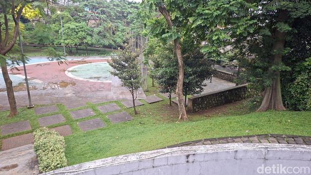 Taman Delonix di Pekayon, Jakarta Timur