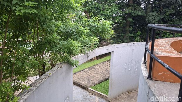 Taman Delonix di Pekayon, Jakarta Timur