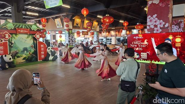Taman Safari Indonesia merayakan Tahun Baru Imlek, Sabtu (14/2/2026).