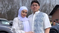 Di sisi lain, Terry Putri sedih karena harus terpisah jarak dengan suami, Derly Darmawan, yang ada di Amerika Serikat. Suami di sana. Suami tidak pulang, jadi Ramadan aku di sini, tuturnya. (Foto: dok Instagram terryputri)