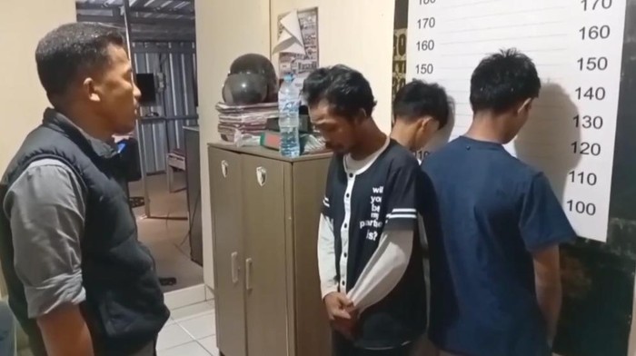 Tiga pria di Makassar ditangkap karena membuat laporan palsu dibegal demi hindari cicilan dan judi online.