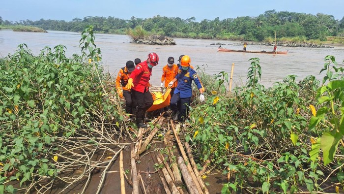 Tim SAR gabungan mengevakuasi jasad pemuda asal Banjarnegara yang hanyut di Sungai Serayu, Kecamatan Kebasen, Kabupaten Banyumas, Sabtu (14/2/2026).