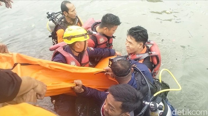 Tim SAR gabungan mengevakuasi jenazah bocah 11 tahun korban tenggelam di Makassar.