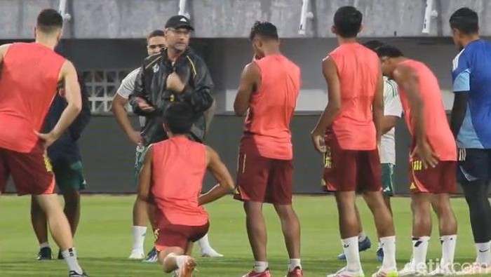 Tomas Trucha memimpin latihan PSM Makassar di Stadion Gelora BJ Habibie jelang melawan Dewa United.