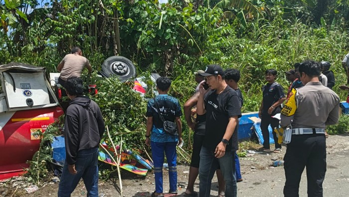 Truk BBM yang mengangkut soal terbalik hingga sopir dan penumpang tewas di Sorong.