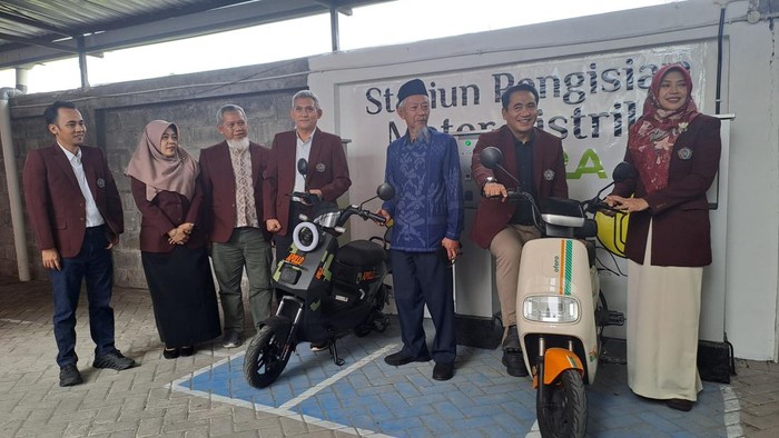 Rektorat Umsura meluncurkan Stasiun Pengisian Motor Listrik (SPKL) untuk kurangi emisi karbon