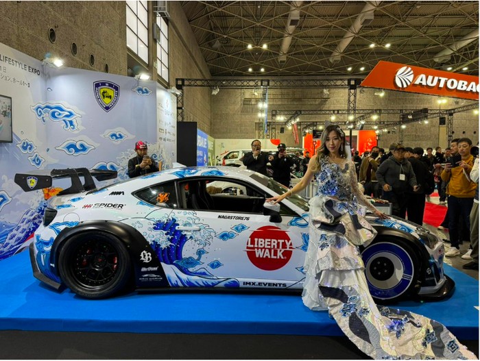Untuk kedua kalinya modifikasi Toyota 86 karya anak bangsa, dengan konsep Harmony of Waves balutan livery yang merepresentasikan dua budaya besar Jepang dan Indonesia, yang diwakili simbol ombak Ukiyo-e khas Jepang dan corak Mega Mendung khas C