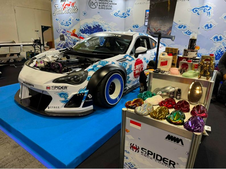 Untuk kedua kalinya modifikasi Toyota 86 karya anak bangsa, dengan konsep 'Harmony of Waves' balutan livery yang merepresentasikan dua budaya besar Jepang dan Indonesia, yang diwakili simbol ombak Ukiyo-e khas Jepang dan corak Mega Mendung khas Cirebon, Indonesia, mejeng di Osaka Jepang!