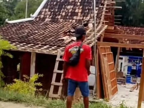 Viral di Grobogan Rumah dibelah di Desa Mlowokarangtalun, Kecamatan Pulokulon, Kabupaten Grobogan, Jumat (13/2/2026).