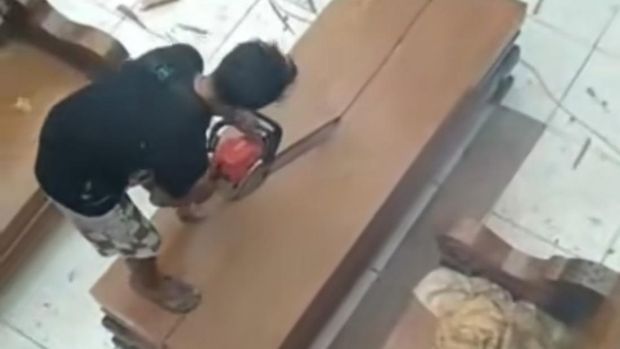 Aksi suami di Grobogan membelah rumahnya sendiri jadi 2, Jumat (13/2/2026).