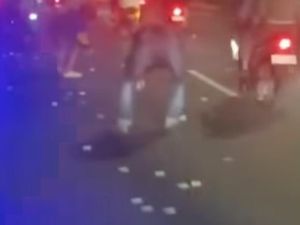 Viral Uang Berserakan di Jalanan Bogor, Warga Serahkan ke Damkar