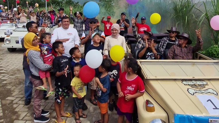 Wali Kota Kediri Vinanda Prameswati melepas tur VW Safari yang mempromosikan kuliner dan sejarah Kota Kediri.