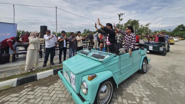 Wali Kota Kediri Vinanda Prameswati melepas tur VW Safari yang mempromosikan kuliner dan sejarah Kota Kediri. Wali Kota Kediri Vinanda Prameswati melepas tur VW Safari yang mempromosikan kuliner dan sejarah Kota Kediri.