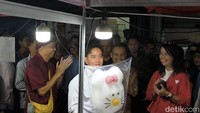 Pada Sabtu (14/2/2026) malam, Wapres Gibran berkunjung ke Pasar Imlek Semawis. Pantauan detikJateng, ia tiba pukul 20.38 WIB.