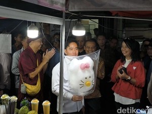 Wapres Gibran Malmingan di Semawis Semarang, Jajan Permen Kapas Hello Kitty