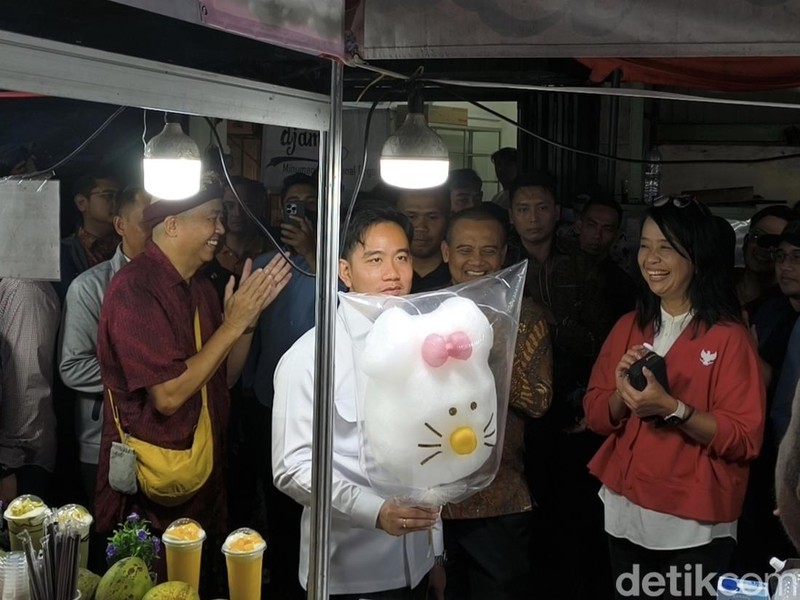 Wakil Presiden Gibran Rakabuming Raka saat menikmati malam minggu di Semawis, Kota Semarang, Sabtu (14/2/2026) malam.