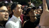 Pengunjung yang mengetahui kedatangan Gibran langsung menyerbu dengan ponselnya. Mereka berebut untuk berswafoto dengan sang Wapres.