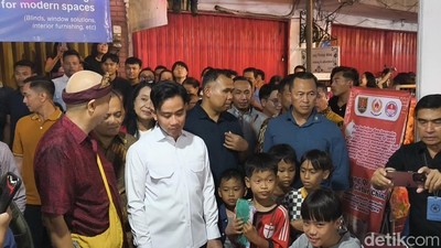 Momen Malam Minggu Wapres Gibran di Pasar Imlek Semawis Semarang