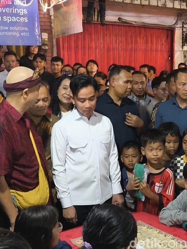 Momen Malam Minggu Wapres Gibran di Pasar Imlek Semawis Semarang