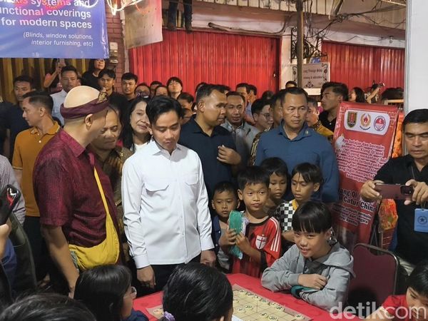 Momen Malam Minggu Wapres Gibran di Pasar Imlek Semawis Semarang