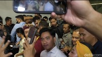 Gibran tampak menyusuri Pasar Imlek Semawis dari ujung timur hingga barat sepanjang kurang lebih 230 meter. Ia menghabiskan kurang lebih satu jam di pasar tersebut.