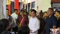 Dalam kunjungannya, Gibran tampak membeli sejumlah jajanan. Di antaranya ada permen kapas berbentuk Hello Kitty. Kemudian lumpia Semarang.