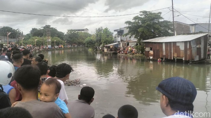 Warga berkumpul di sekitar Kanal Maccini Sombala Makassar usai bocah 6 tahun tenggelam.