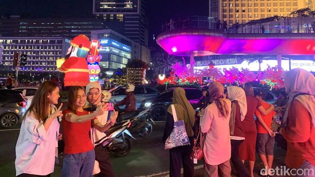 Warga ramai memadati Festival Imlek 2026 yang digelar di Bundaran HI Jakarta. (Mulia/detikcom)