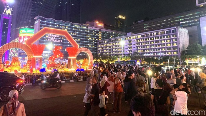 Warga ramai memadati Festival Imlek 2026 yang digelar di Bundaran HI Jakarta. (Mulia/detikcom)