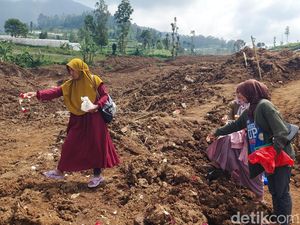 Doa dan Duka yang Tersisa dari Lokasi Longsor Cisarua