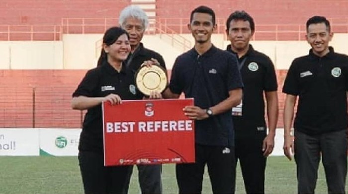Wasit Terbaik kompetisi Elite Pro Academy Liga 1 U-16 2019, Muhammad Tri Santoso memimpin laga PSM Makassar Vs Dewa United sore ini.